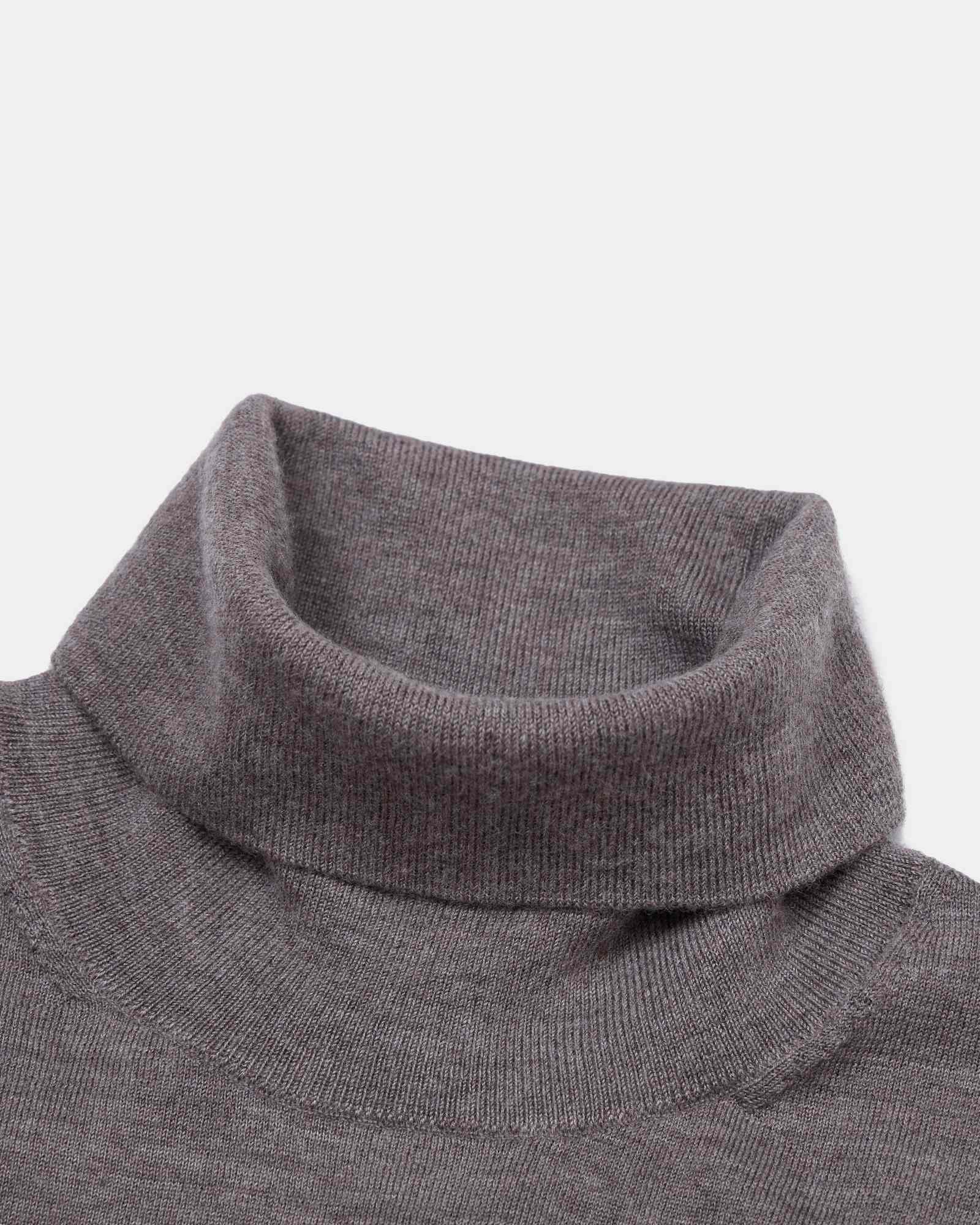 Lightweight Cashmere Turtleneck Sweater