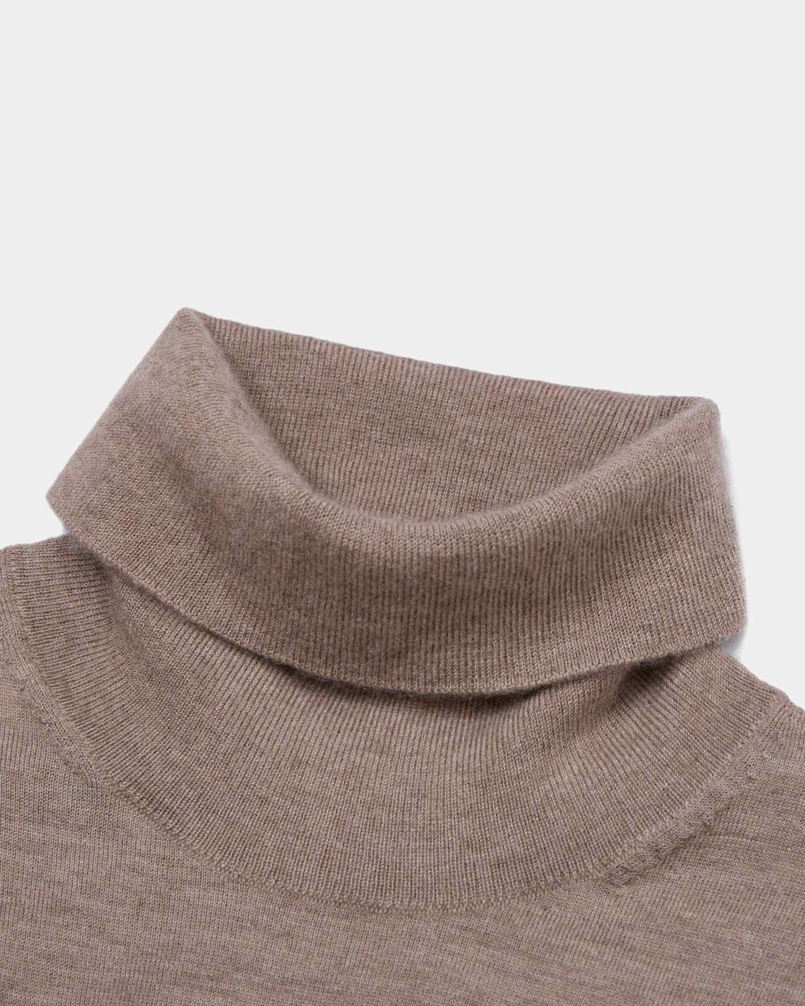 Lightweight Cashmere Turtleneck Sweater
