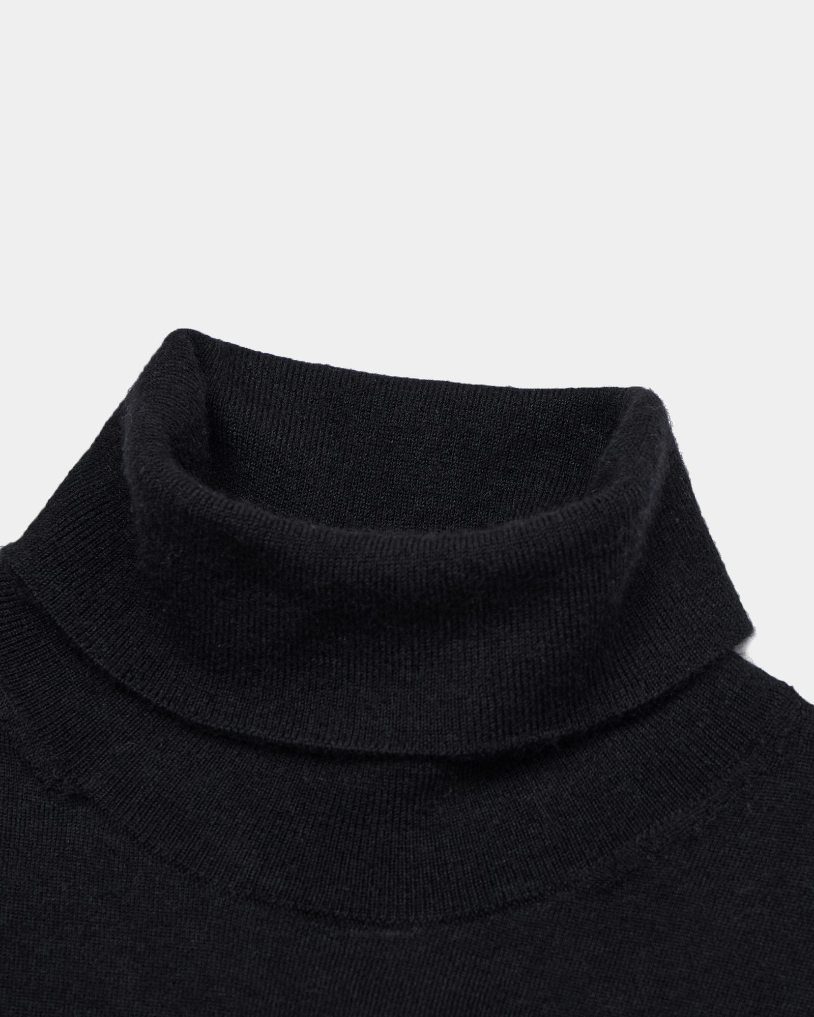 Lightweight Cashmere Turtleneck Sweater