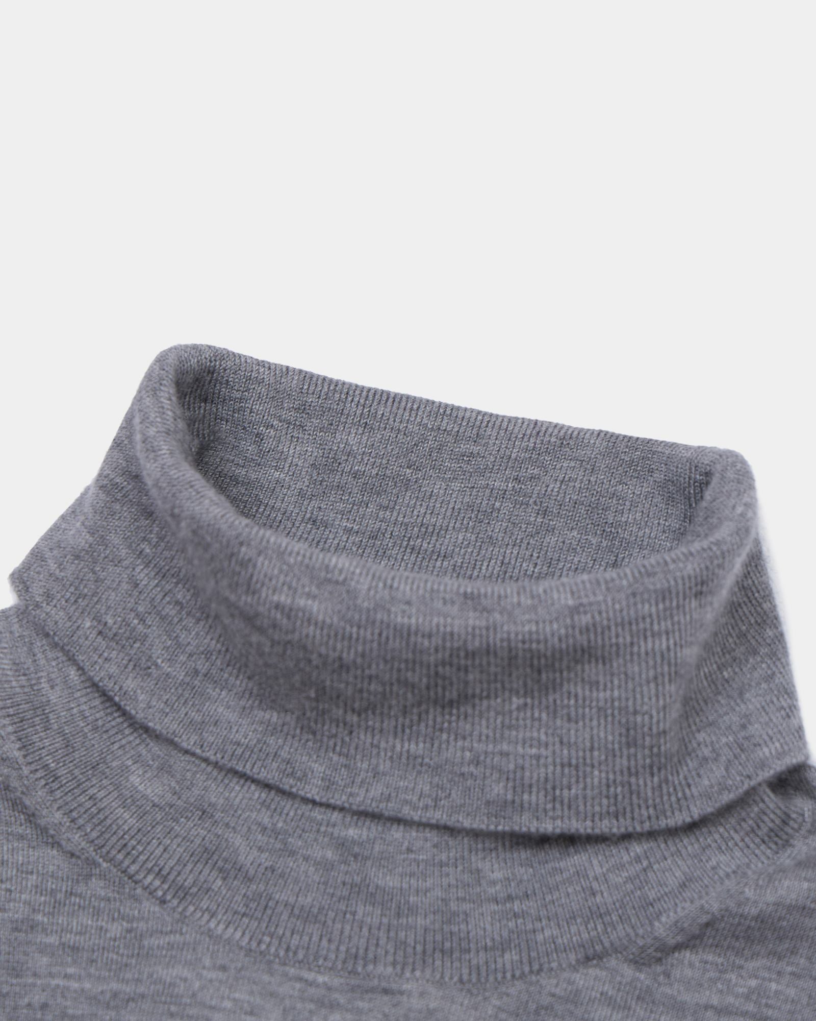 Lightweight Cashmere Turtleneck Sweater