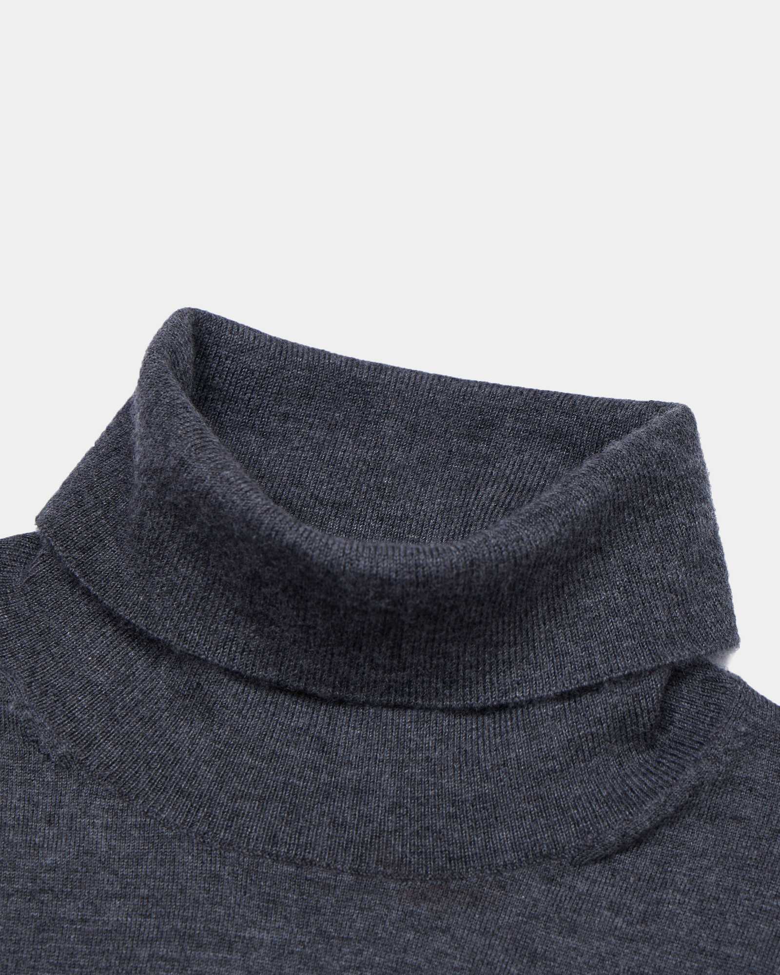 Lightweight Cashmere Turtleneck Sweater